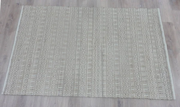 Yüksek çözünürlüklü modele ve renklere sahip orijinal el halıları ve halıları