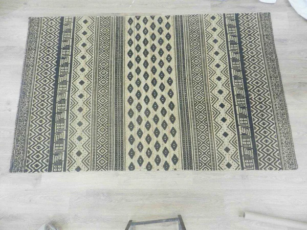 Yüksek çözünürlüklü modele ve renklere sahip orijinal el halıları ve halıları