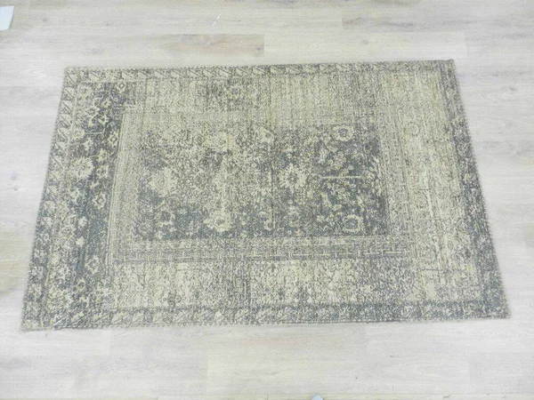 Yüksek çözünürlüklü modele ve renklere sahip orijinal el halıları ve halıları