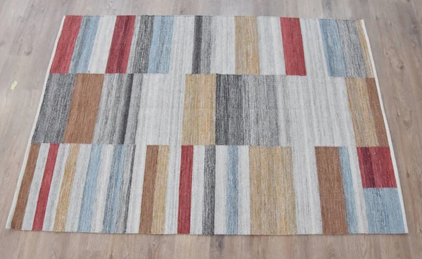 Yüksek çözünürlüklü modele ve renklere sahip orijinal el halıları ve halıları