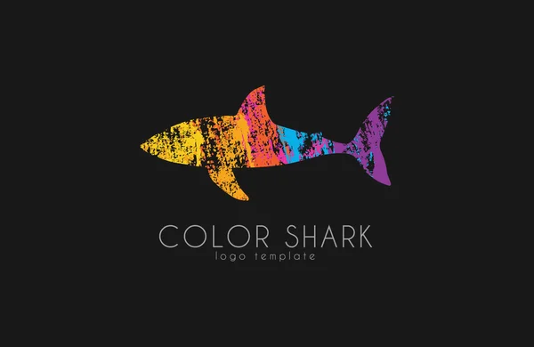 Логотип акулы. Цветная акула. Логотип в гранж стиле. Креативный дизайн логотипа — стоковый вектор