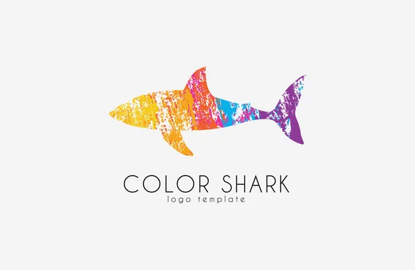 Logo del tiburón. Tiburón de color. Logo en estilo grunge. Diseño del logo creativo — Archivo Imágenes Vectoriales