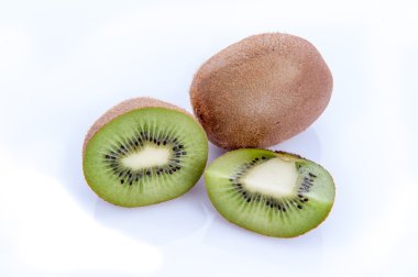 Olgun kivi meyve yarısı