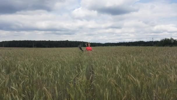 Una Chica Con Ramo Corre Campo — Vídeo de stock