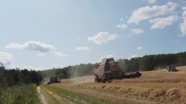 Sahadaki birleşmeler tahıl topluyor, geçip gidiyor.