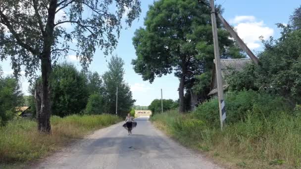 Tjej Svart Kjol Springer Mot Honom — Stockvideo