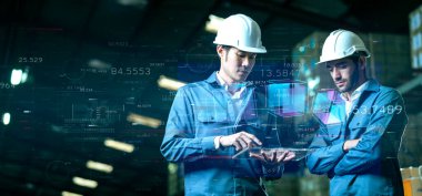 Hologram teknolojisi kullanan kask takan iki mühendis.  