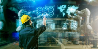 Genç Asyalı mühendis hologram teknolojisi kullanıyor.