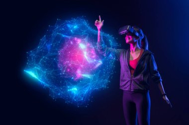 Siyah arka planda sanal gerçeklik gözlüklü genç bir kadın.