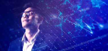 İnsan yeni hologram teknolojisi kullanıyor.