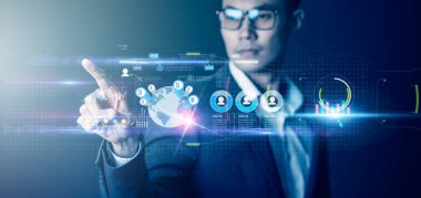 İnsan yeni hologram teknolojisi kullanıyor.