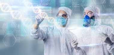 Koruyucu giyimde iki bilim adamı hologram teknolojisi kullanıyor.