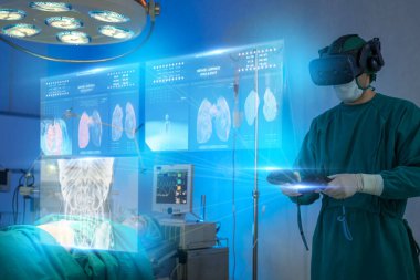 Cerrah, röntgen görüntüleriyle hologram teknolojisi kullanıyor ve hasta arka planda yatıyor.