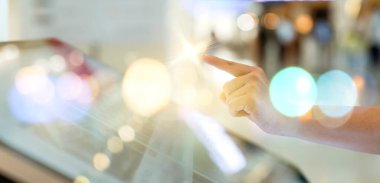 Ekranı parmak ve bokeh dokusu ile gösteren eller