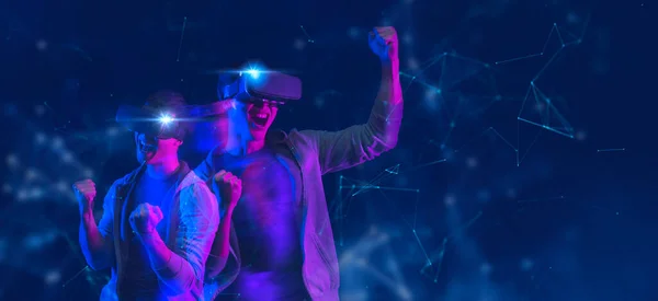 Menschen Mit Virtual Reality Headsets Neonlicht — Stockfoto