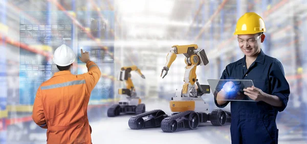 Dwóch Pracowników Fabryce Wykorzystujących Przyszłe Technologie — Zdjęcie stockowe