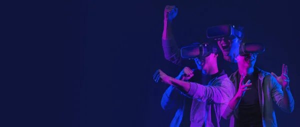 Mensen Met Virtual Reality Headsets Neon Licht — Stockfoto