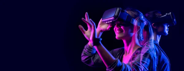 People Virtual Reality Headsets Neon Light — Stock Photo, Image