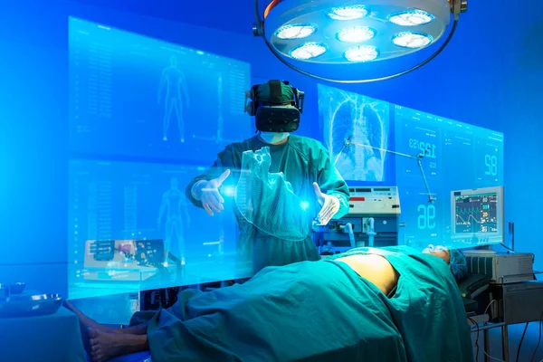 Kirurg Med Hjälp Virtuell Verklighet Headset Över Patienten Sjukhus Stockbild