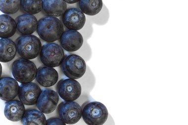 Beyaz arkaplanda yabanmersini