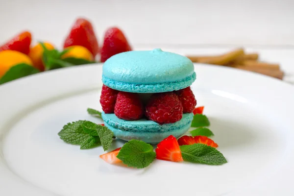 Macaroon com framboesas — Fotografia de Stock