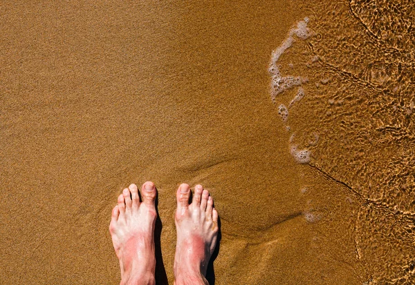 脚在沙子里。海。海滩 — 图库照片