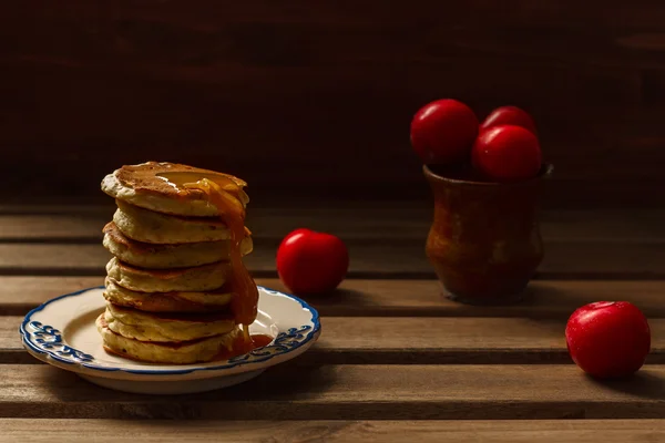 Pfannkuchen mit Honig und Pflaumen — Stockfoto