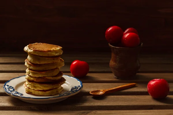 Pancakes with honey and plums — Stock Photo, Image