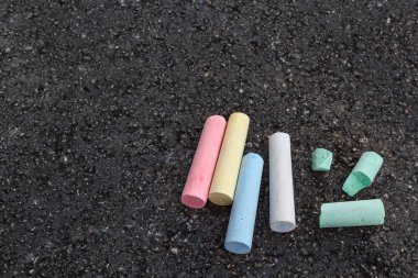 kaldırımda çizimler