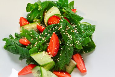 Ispanak ve çilek salatası