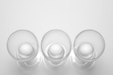 3 yumurta, tek beden, tek renk, beyaz arka plan, yumurta bir cam