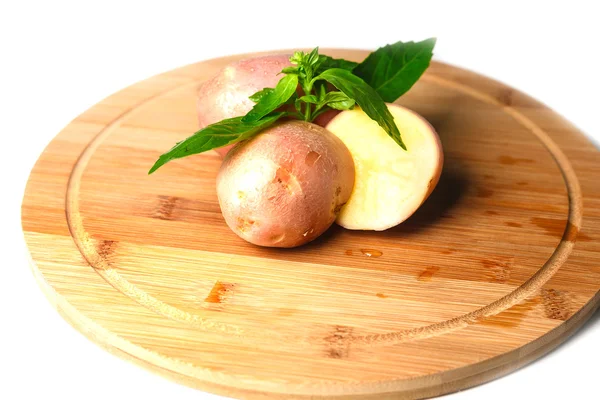 Verse aardappelen met basilicum — Stockfoto