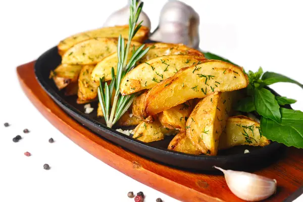 Запеченный картофель со специями — стоковое фото