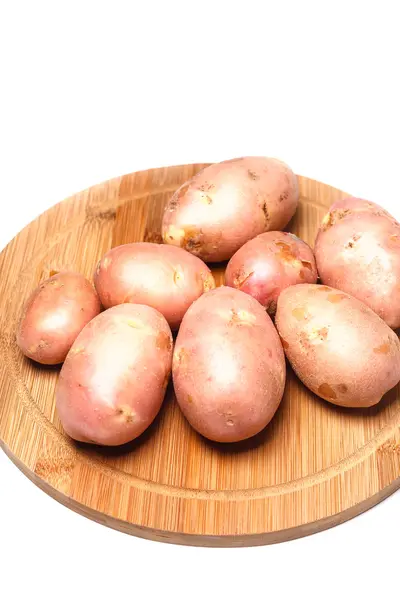 Frische Kartoffeln auf einem Schneidebrett — Stockfoto