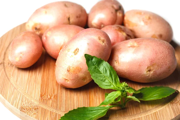 커팅 보드에 신선한 감자 — 스톡 사진