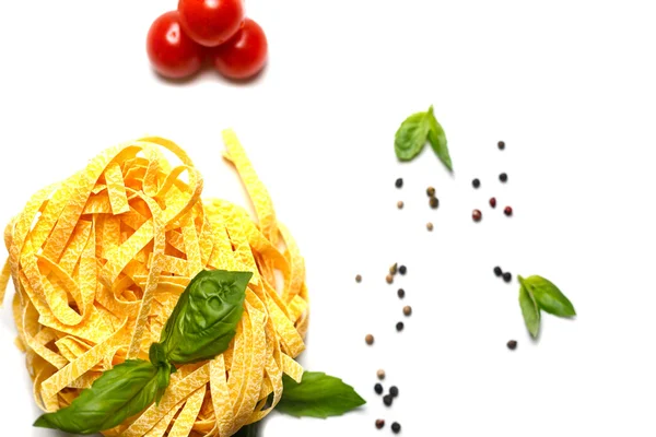 Nido de pasta seca con tomates cherry, albahaca y pimienta — Foto de Stock