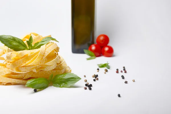 Boet av torr pasta med basilika och körsbär — Stockfoto