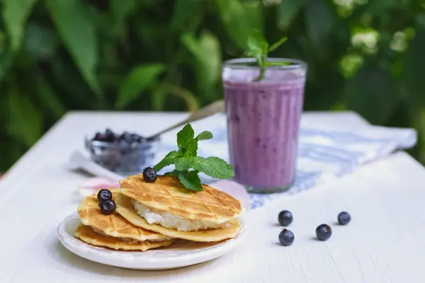 Waffeln mit Quark und Milchshakes — Stockfoto