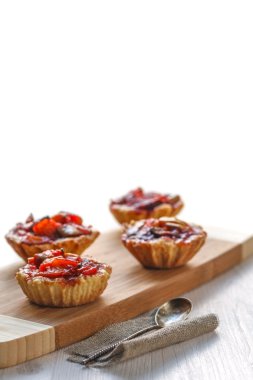 Bir kesme tahtası üzerinde elmalı tart