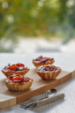 Bir kesme tahtası üzerinde elmalı tart