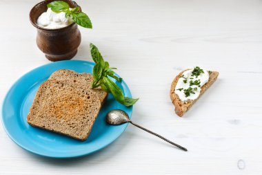 peynir ve fesleğen tost