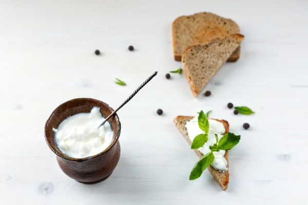 Torrada com queijo e manjericão — Fotografia de Stock