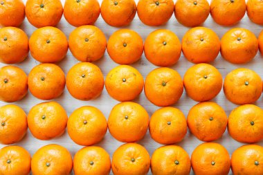 mandalina, beyaz bir ahşap zemin üzerine mandalina