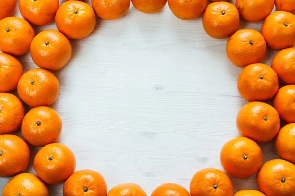 Mandarinas, mandarina sobre fondo de madera blanca — Foto de Stock