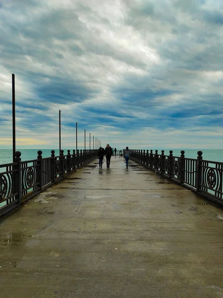 Seebrücke Die Menschen Gehen — Stockfoto