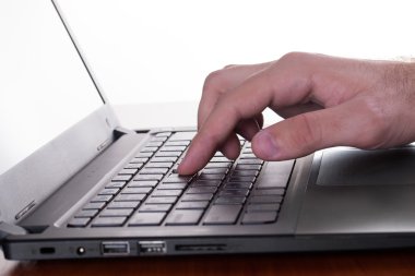 Bir dizüstü bilgisayar klavye düzenini yazarak