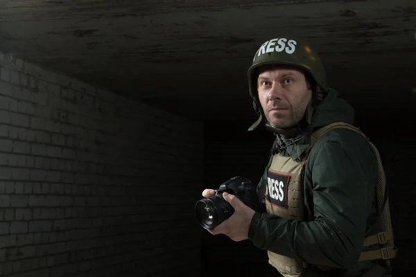 Fotograf w kasku i flak jacket — Zdjęcie stockowe