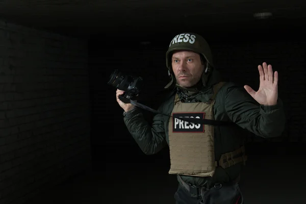 Fotografo in casco e giubbotto antiproiettile — Foto Stock