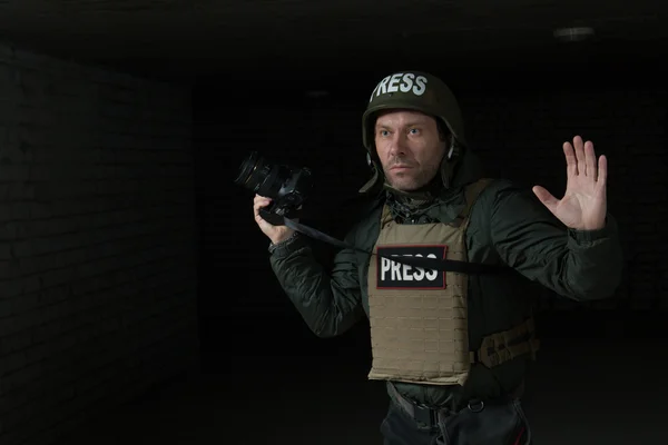 Fotograf w kasku i flak jacket — Zdjęcie stockowe