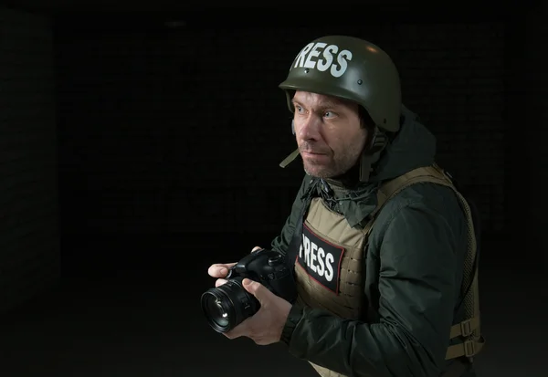 摄影师在头盔和防弹衣 — 图库照片